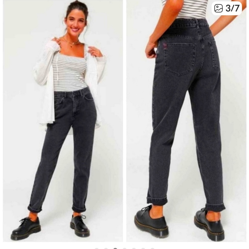 BDG Mom High-Waisted Tapered
Leg